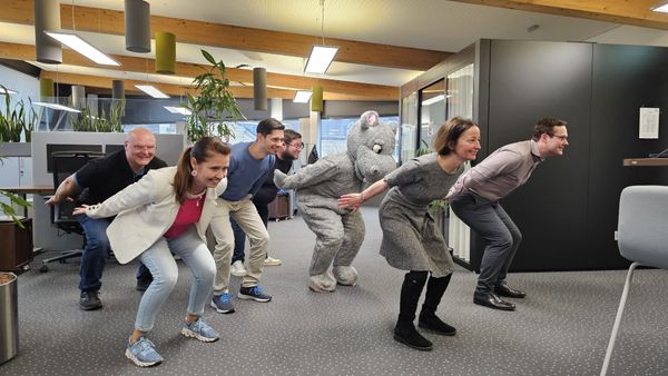 Ein Foto von Mitarbeitern der Hypo Oberösterreich, wie sie gerade Punkte für die MOVEVO MOVE DAYS sammeln